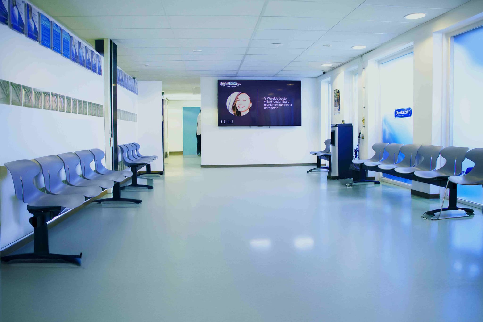 Moderne wachtkamer DentalZorg met DentalZorg logo
